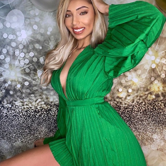 PRETTYLITTLETHING BELL SLEEVE ROMPER, GREAT CONDITION! Size 0! - Picture 2 of 5